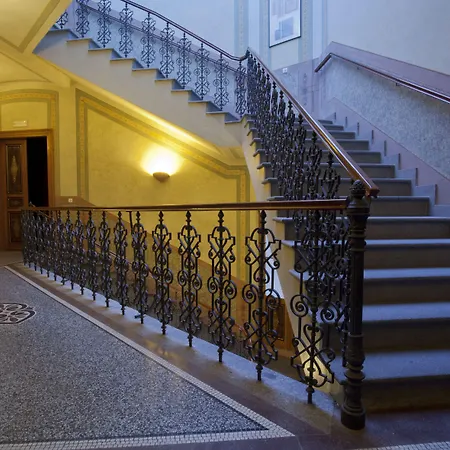 Deminka Palace מלון