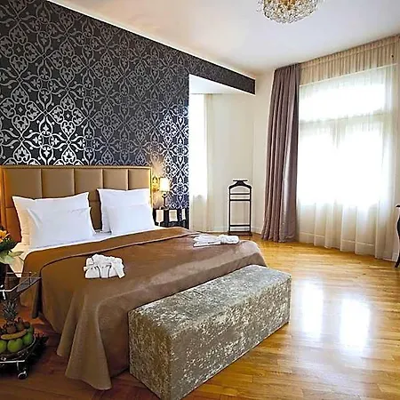 デミンカ パレス 4*