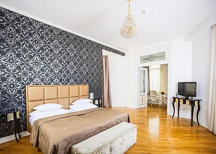 Deminka Palace Hotel 4*